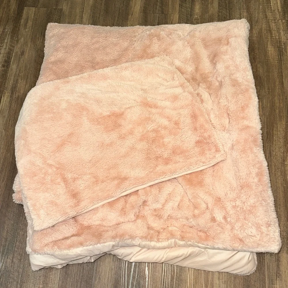 Shaggy Faux Fur Comforter Set with Sham Blush in color‎ Size Twin EUC